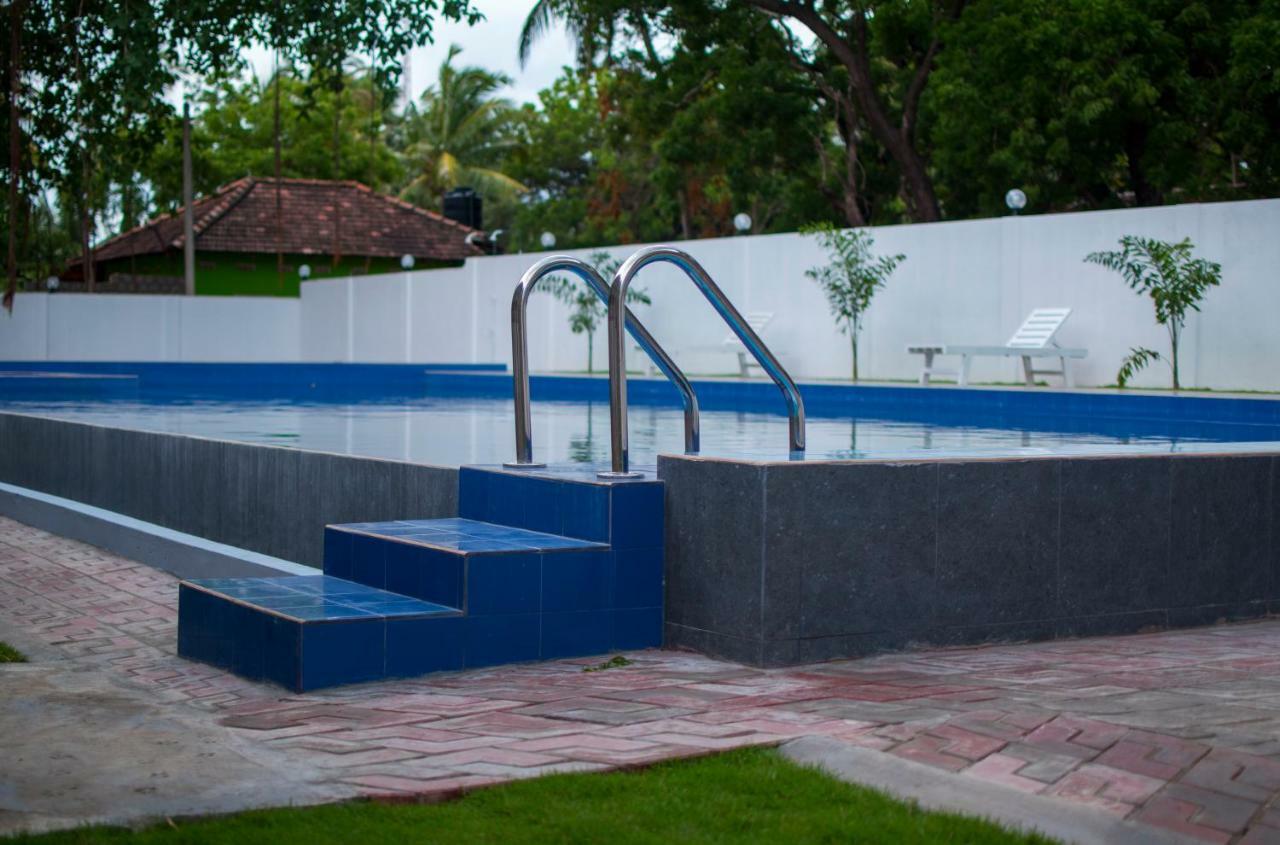 Mrd Beach Hotel Triquinimale Exterior foto